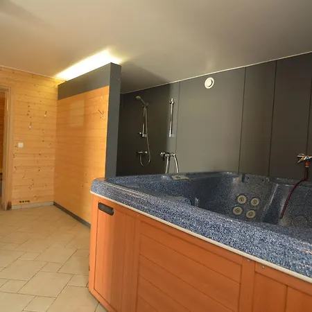 Gorgeous In With In-house Theatre & Pool וואימס